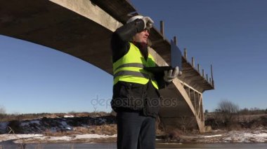 Kışın Köprüsü yakınlarında dizüstü kullanarak mühendisi