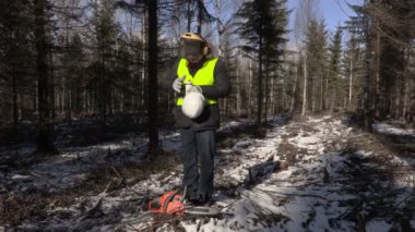 Oduncu chainsaw ve kahve ormanında kış