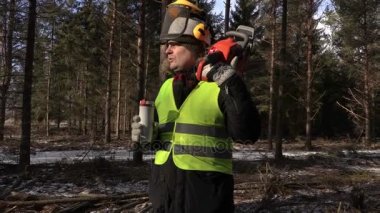 Oduncu etkisi sallayarak kamera ile kahve içme chainsaw ile