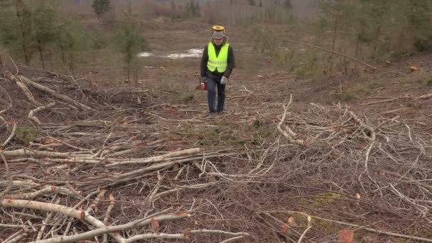 İşçi dik orman yamaç yürüyüş chainsaw ile — Stok video