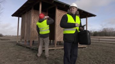 Tablet ve içecek kahve kullanarak işçi