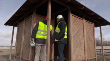 Ahşap Binası yakınındaki akıllı telefon kullanarak inşaat mühendisi