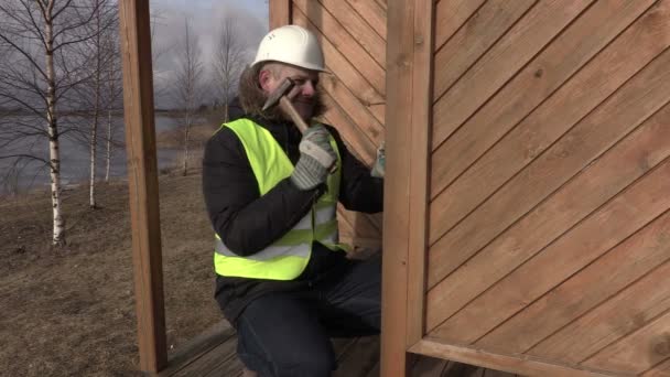 Bauarbeiter schlägt Nagel mit Hammer — Stockvideo