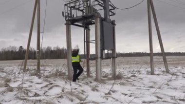 Elektrikçi elektrik hatları altında fotoğraf çekmek
