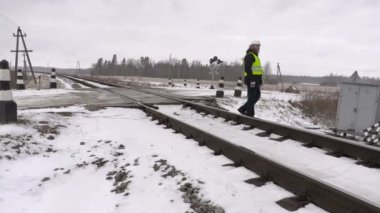 Demiryolu işçisi uyarı ile imzalamak demiryoluna