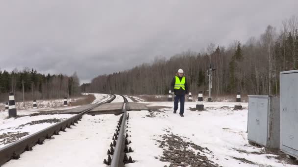 Железнодорожный рабочий проверяет электрические корпуса — стоковое видео