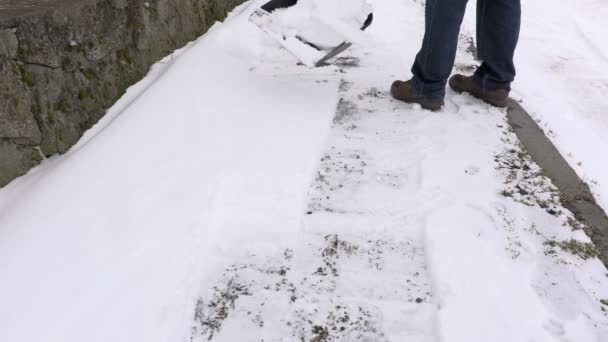 Janitor limpa calçada no inverno de perto — Vídeo de Stock