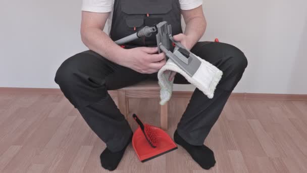 Trabajador fijar cepillo en la habitación — Vídeos de Stock
