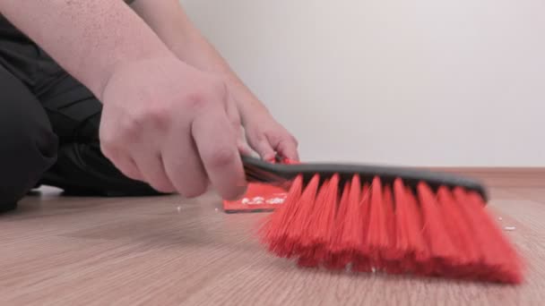 Εργαζόμενος χρησιμοποιώντας σέσουλα και πινέλο στο πάτωμα — Αρχείο Βίντεο