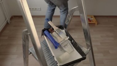 Adam boyama aksesuarları alır