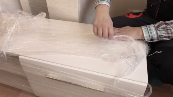 Mann packt Möbel aus — Stockvideo