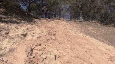 Hiking adamla atlama yamaç aşağı sopa 