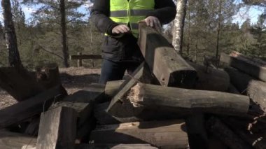 İşçi sıralama günlükleri yakın çekim 