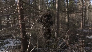 Ormanda yürüyüş ve pala kullanarak adam 