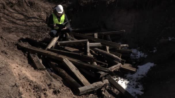 Inspecteur vérifier la fosse avec des débris — Video