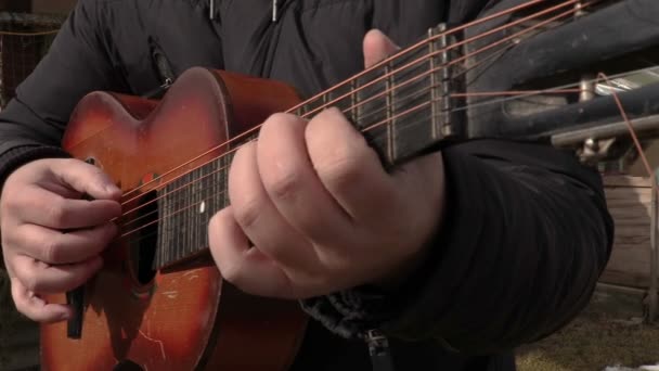 夏の日にギターの練習をする男 — ストック動画