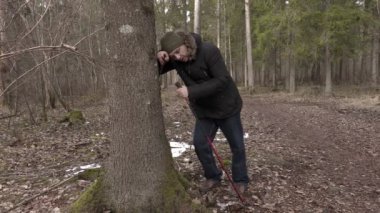 Yorgun hiker yakınındaki ormanda