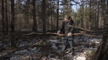 Pala ormanda kullanarak uzun yürüyüşe çıkan kimse