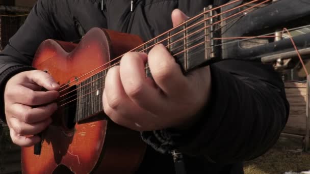 Man tränar för att spela gitarr — Stockvideo