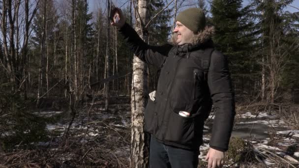 Caminhante tirar selfies na floresta — Vídeo de Stock