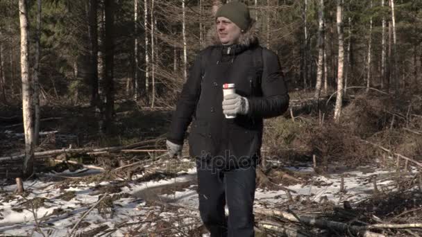 Турист с мачете и термосом в лесу — стоковое видео