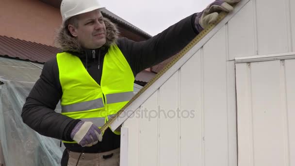 Trabajador usando cinta métrica — Vídeos de Stock