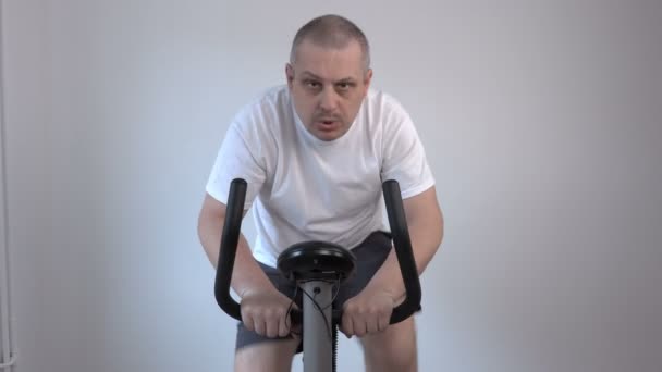 Homme utilisant vélo d'exercice — Video
