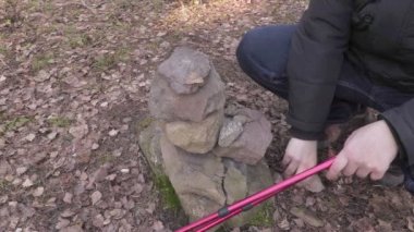 Adam sopa taşlar Dengeleme hiking ile yakın çekim 