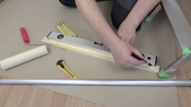 Adam ruh düzeyi ile kağıt üzerinde çizgiler çizer 