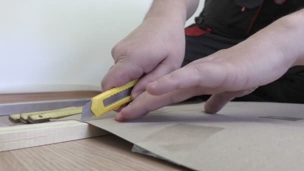 Construtor usando papelaria faca de perto — Vídeo de Stock