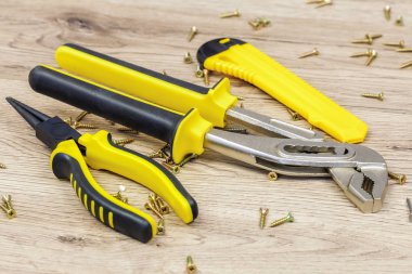 Araçları ile ahşap üzerine metal vida