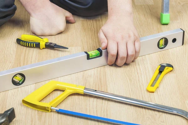 Handyman controllare il livello del pavimento — Foto Stock