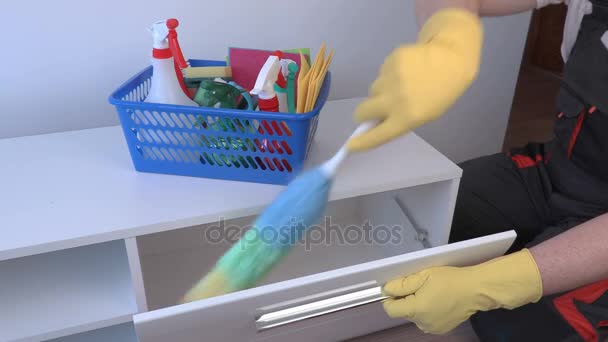 Рабочий чистая пыль от мебели — стоковое видео