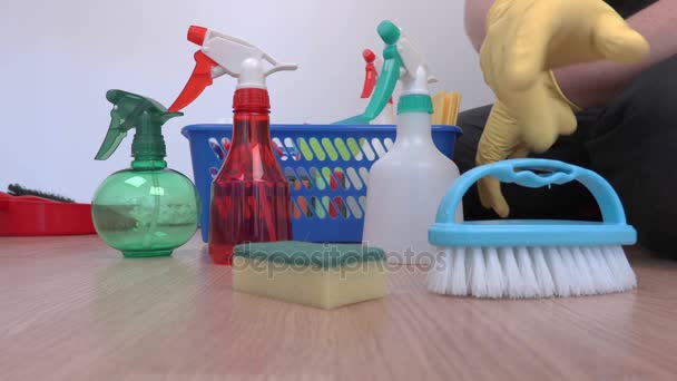 Limpador verificação de equipamentos de limpeza e acessórios — Vídeo de Stock