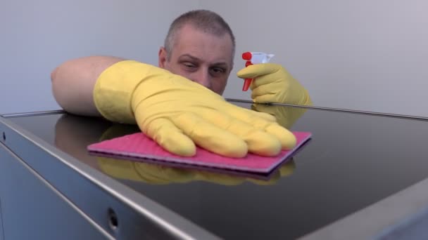 Dělník čištění povrchu elektrický vařič zblízka — Stock video