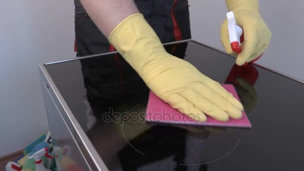 Worker cleaning surface of electric cooker — Stock Video