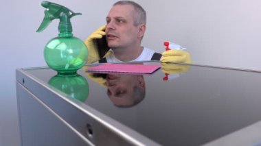 Elektrikli Ocak, yüzeye yakın akıllı telefon temiz konuşurken