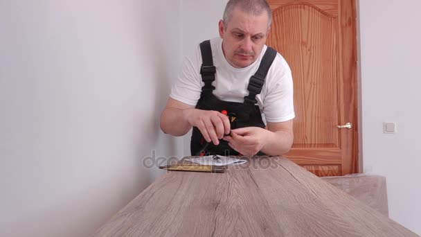 Arbetare med hjälp av måttband nära möbler — Stockvideo