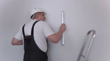 Oluşturucu onay düzeyi dairede duvarının yakınında