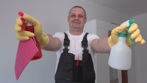 Funny cleaner dengan kaleng semprot — Stok Video