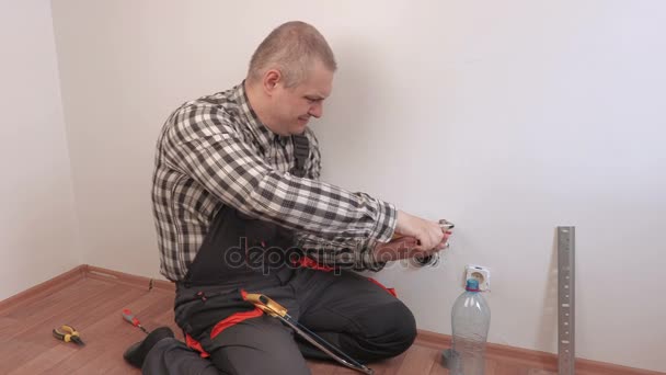 Hombre cansado con botella de agua cerca de pollas de freno — Vídeo de stock