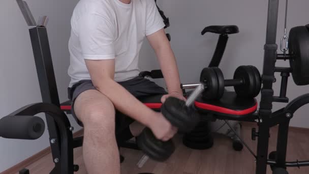 Ο άνθρωπος που κάνει την άσκηση σφυρί με αλτήρα — Αρχείο Βίντεο