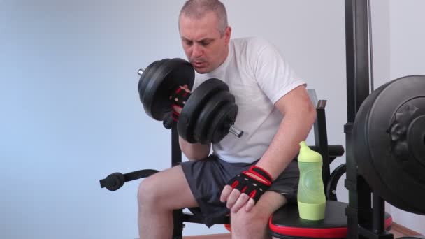 Člověk dělá s činka biceps cvičení — Stock video