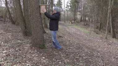 Kuş evini ağaç parkta yakınındaki adamla 