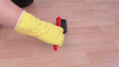 Temiz yere çöp toplamak