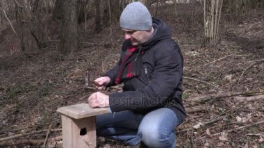 Adam kuş yuvası ve gösteri parmak basmak