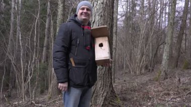 Kuş yuvası ile mutlu adam başparmak sırıtmak