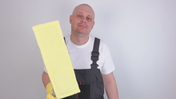 Zabawny cleaner pokazuje kciuk w górę — Wideo stockowe