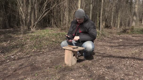 Ο άνθρωπος που χρησιμοποιούν tablet Pc κοντά στο birdhouse — Αρχείο Βίντεο