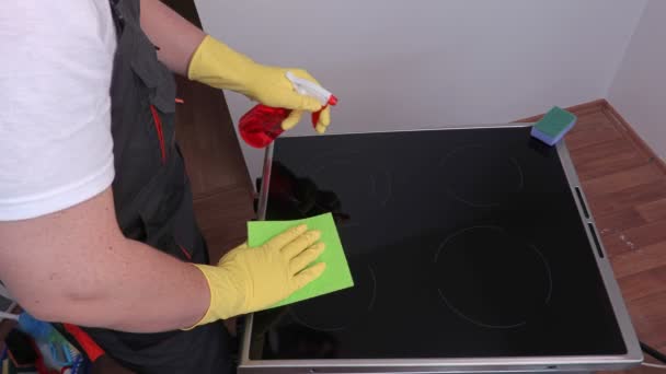 Nettoyant près de cuisinière électrique — Video